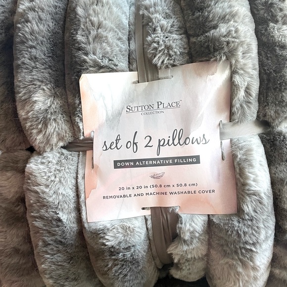 🎉HP🎉 Set of 2 Luxurious, plush faux fur accent pillows! Super soft & comfy! - Picture 5 of 13